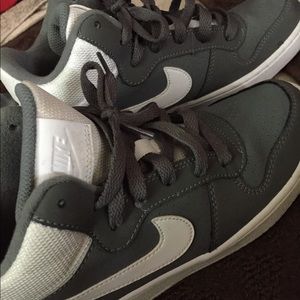 Nikes Youth 4.5
